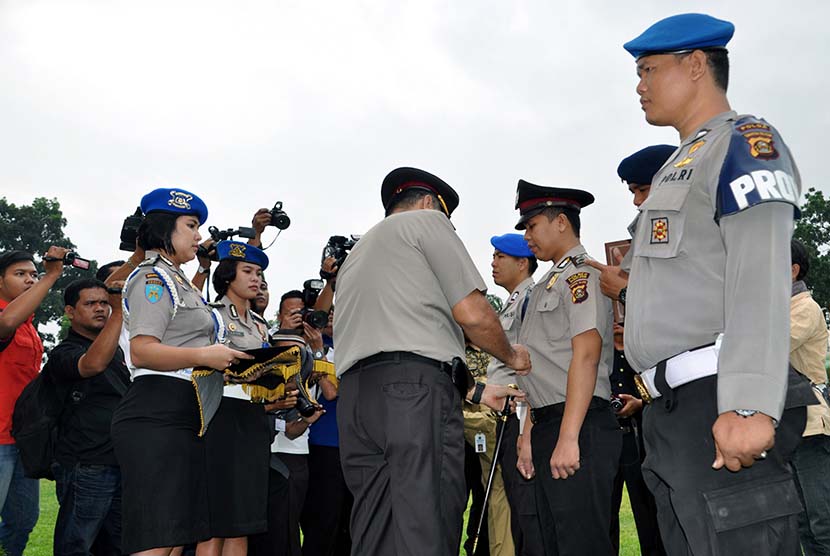   Kapolda mencopot seragam seorang polisi sebagai simbol pemecatan karena polisi tersebut terlibat narkoba (ilustrasi).