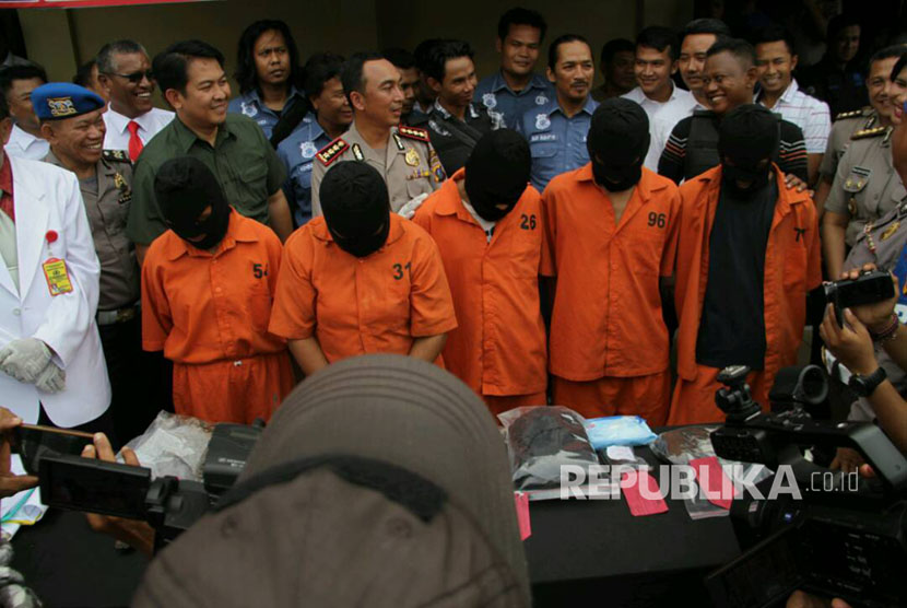 Kapolda Sumut Irjen Rycko Amelza Dahniel dan Kapolrestabes Medan Kombes Sandi Nugroho memaparkan kasus kebakaran yang menewaskan satu keluarga di Medan, Rabu (5/4).