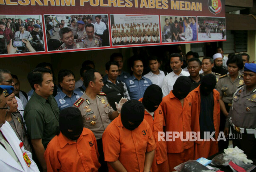 Kapolda Sumut Irjen Rycko Amelza Dahniel dan Kapolrestabes Medan Kombes Sandi Nugroho memaparkan kasus kebakaran yang menewaskan satu keluarga di Medan, Rabu (5/4).