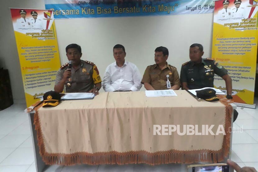 Kapolres Bandung, AKBP Indra Hermawan memberikan keterangan terkait kasus miras oplosan yang menewaskan 23 orang, Senin (9/4).