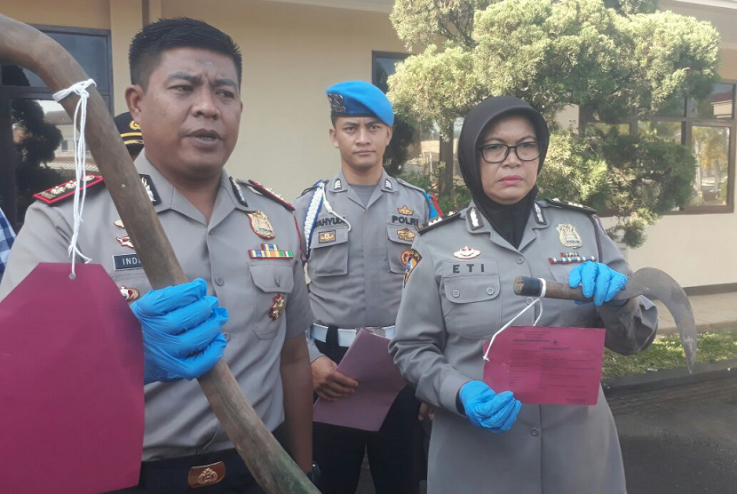 Kapolres Bandung, AKBP Indra Hermawan menunjukan barang bukti kasus pembunuhan seorang anak ke ibunya, Rabu (9/5).