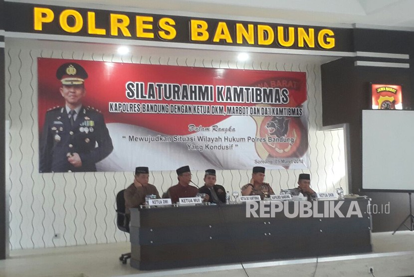 Kapolres Bandung, AKBP M Nazly Harahap mengumpulkan Ketua DKM, Marbot dan Dai Kamtibmas di Gedung Sabilulungan, Senin (5/3). Kegiatan dilaksanakan dalam rangka silaturahmi Kamtibmas.