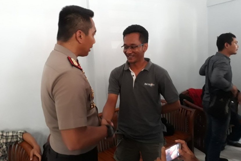 Kapolres Banyumas AKBP Bambang Yudhantara Salamun meminta maaf langsung pada wartawan Metro TV Darbe Tyas yang menjadi korban penganiayaan anak buahnya. Permintaan maaf dilakukan di Gedung PWI Banyumas, Selasa (10.10) 