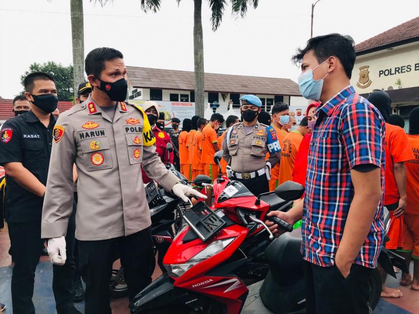Kapolres Bogor, AKBP Harun, bersama salah seorang korban pencurian yang ingin mengambil kembali motornya di Mako Polres Bogor, Kamis (4/3). 