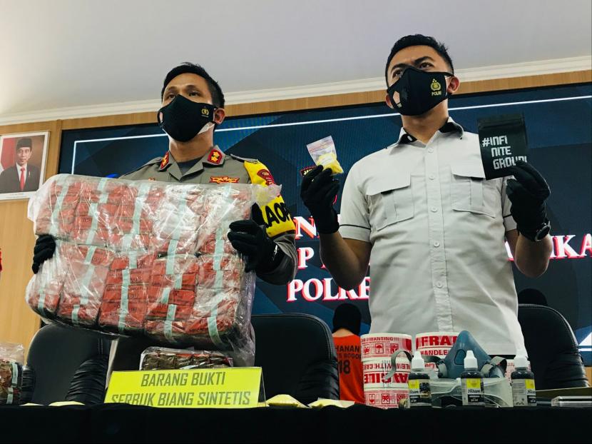 Kapolres Bogor AKBP Harun dan Kasat Narkoba Polres Bogor AKP Eka Chandra menunjukkan barang bukti produksi tembakau sintetis, Selasa (5/10). 