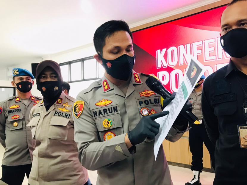 Kapolres Bogor, AKBP Harun, memberikan keterangan resmi kepada awak media terkait pinjaman online (pinjol) di Mako Polres Bogor, Selasa (6/12). 