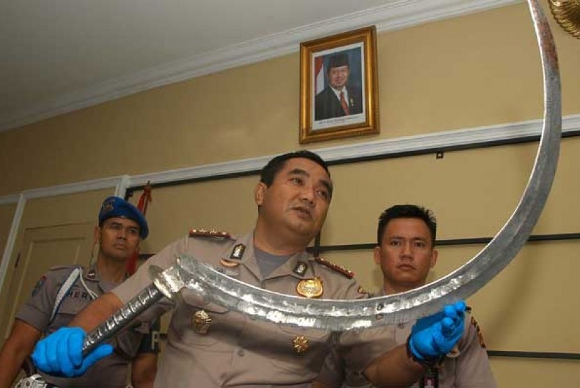 Kapolres Bogor AKBP Hilman (tengah) memegang barang bukti senjata tajam yang dijadikan alat untuk membunuh aktivis Laskar Pembela Islam (LPI) salah satu sayap ormas FPI di Kota Bogor, Jabar, Senin (7/5). 