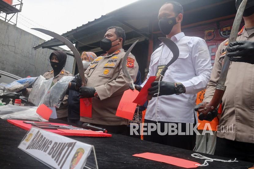 Kapolres Bogor AKBP Iman Imanuddin (tengah) bersama Kasat Reskrim AKP Siswo Tarigan (kedua kanan) menunjukan barang bukti senjata tajam geng motor. (Ilustrasi)