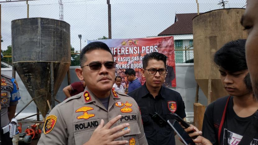 Kapolres Bogor AKBP Roland Ronaldy (kiri) dan Kasat Reskrim Polres Bogor AKP Benny Cahyadi (kanan) memberi keterangan kepada wartawan di Mapolres Bogor, Kamis (5/3). 