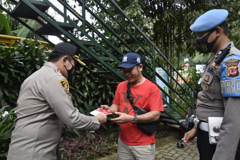 Kapolres Bogor AKBP Roland Ronaldy mengenakan masker kepada masyarakat dalam Gerakan Bogor Bermasker  untuk mencegah penyebaran Covid 19.