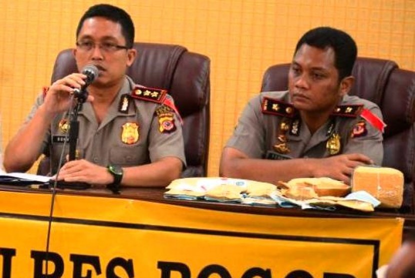 Kapolres Bogor AKBP Sonny Mulvianto Utomo (kiri).