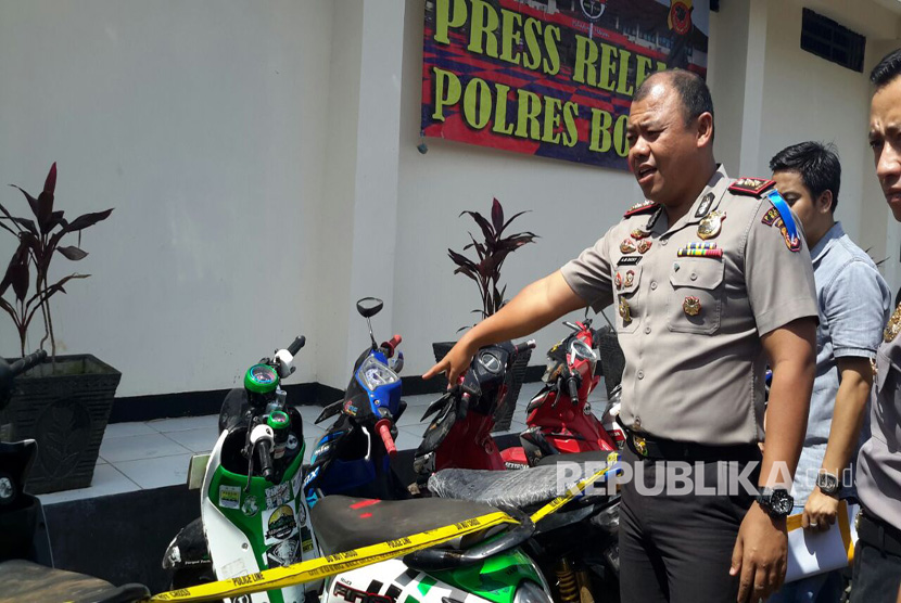 Kapolres Bogor menunjukkan sepeda motor sitaan diduga milik pelaku pelempar bus suporter Aremania di Mapolres Bogor, Senin (13/3). 