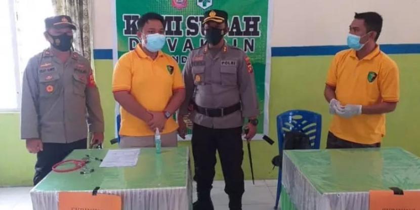 Kapolres Bone Bolango, Polda Gorontalo, AKBP Emile Reisitei Hartanto, saat meninjau vaksinasi di Kecamatan Bone Pantai.