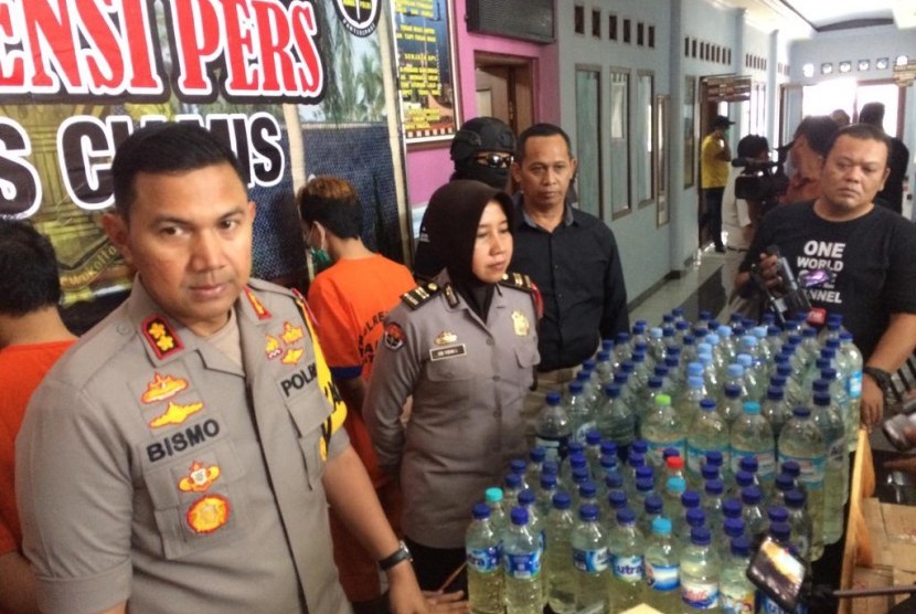 Kapolres Ciamis AKBP Bismo Teguh Prakoso menunjukkan barang bukti ratusan botol miras dan narkotika, Selasa (23/7). 