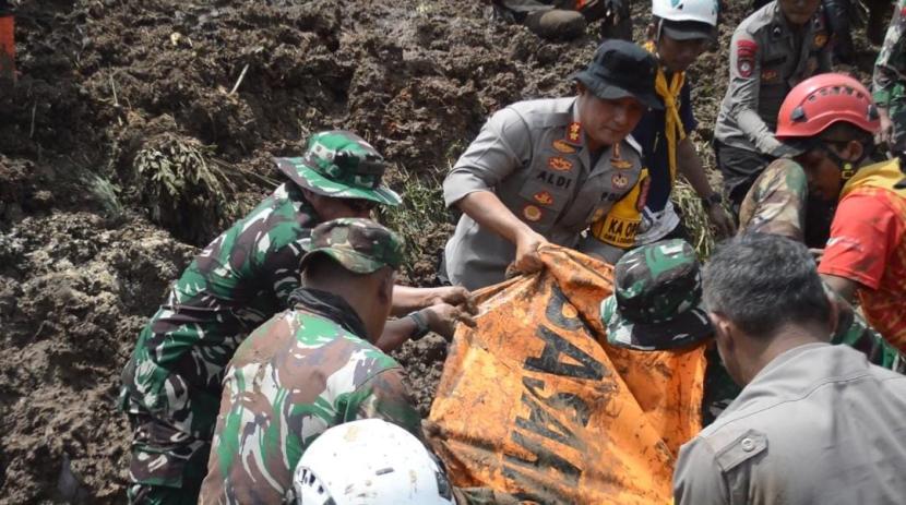 Kapolres Cimahi, AKBP Aldi Subardono dan Dandim 0609 Cimahi, Letkol Arm Boby bersama tim SAR gabungan saat mengevakuasi tiga korban tanah longsor.  