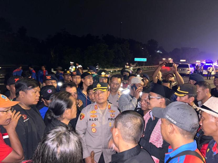 Kapolres Cimahi, AKBP Aldi Subartono melakukan dialog dengan para buruh di ruas Jalan Tol Cipularang. Setelah dialog akhirnya buruh membubarkan diri dan arus lalu di Km 117 mulai mencair.