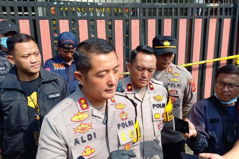 Kapolres Cimahi AKBP Aldi Subartono menyampaikan keterangan terkait temuan mayat yang dicor di dalam tembok di Kompleks Bumi Citra Indah, RT 04 RW 05, Cipatik, Kabupaten Bandung Barat, Selasa (16/4/2024).