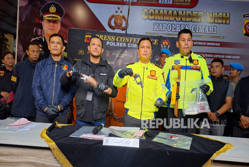Kapolres Cimahi, AKBP Niko Nurallah Adi Putra Menunjukan Barang Bukti Terkait Aksi Premanisme di Kota Cimahi dan KBB.