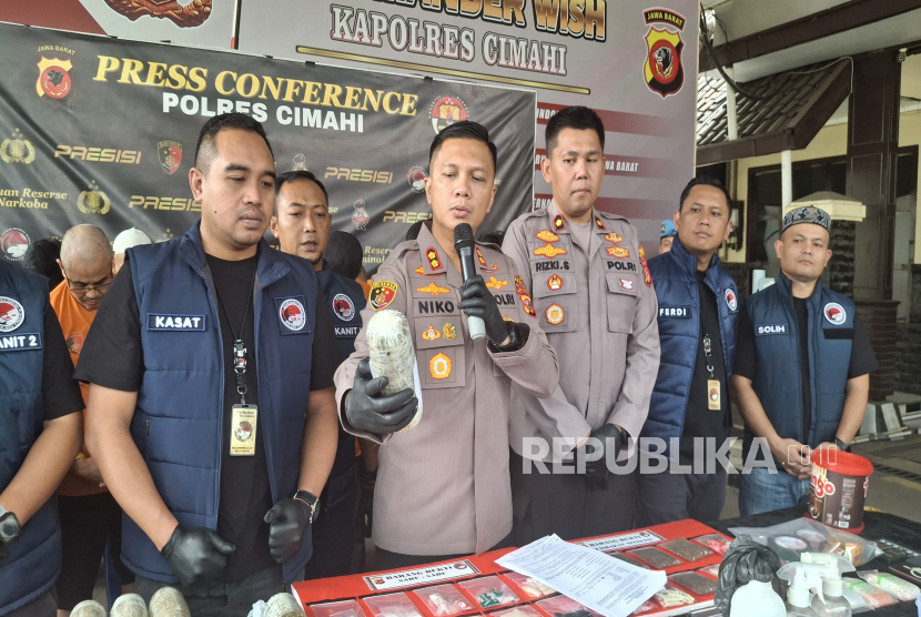 Kapolres Cimahi, AKBP Niko Nurallah Adi Putra Menunjukan Barang Bukti Berupa Narkotika