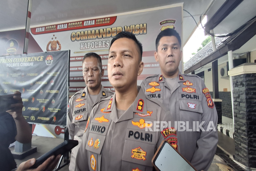 Kapolres Cimahi AKBP Niko Nurallah Adi Putra (tengah) Didampingi Wakapolres Cimahi Kompol Rizki Syawaludin Akbar (kanan) dan Kasi Humas Polres Cimahi, Iptu Gofur Supangkat (kiri).