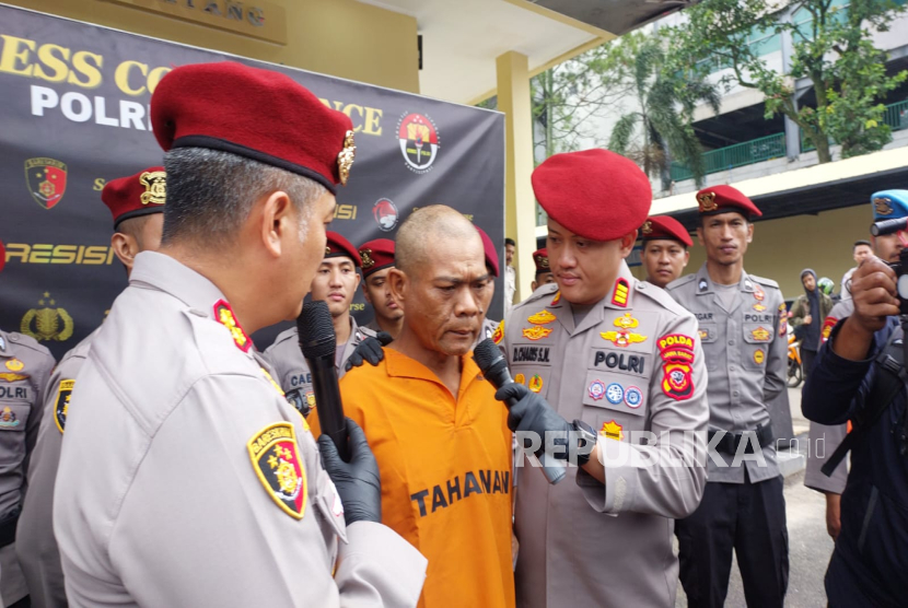 Kapolres Cimahi AKBP Tri Suhartanto tengah menginterogasi S suami yang nekat menganiaya istrinya Ai hingga tewas di Bandung Barat, Senin (9/12/2024). 