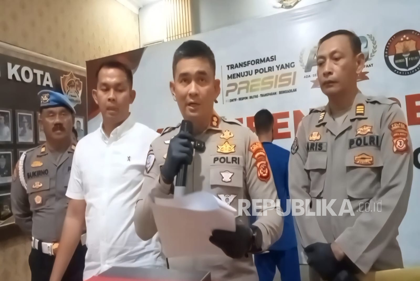 Kapolres Cirebon Kota, AKBP Eko Iskandar, menggelar konferensi pers tentang  penangkapan seorang staf Perumda Tirta Giri Nata (PDAM) Kota Cirebon dalam kasus dugaan korupsi, dengan total kerugian Rp 3,7 miliar. Konferensi pers diadakan di Mapolres Cirebon Kota, Senin (4/8/2025). 