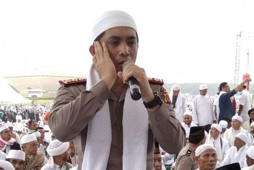 Kombes Pol AKBP Indra Jafar saat menjami muadzin shalat Jumat pada aksi 212 di Lapangan Monas, Jakarta.