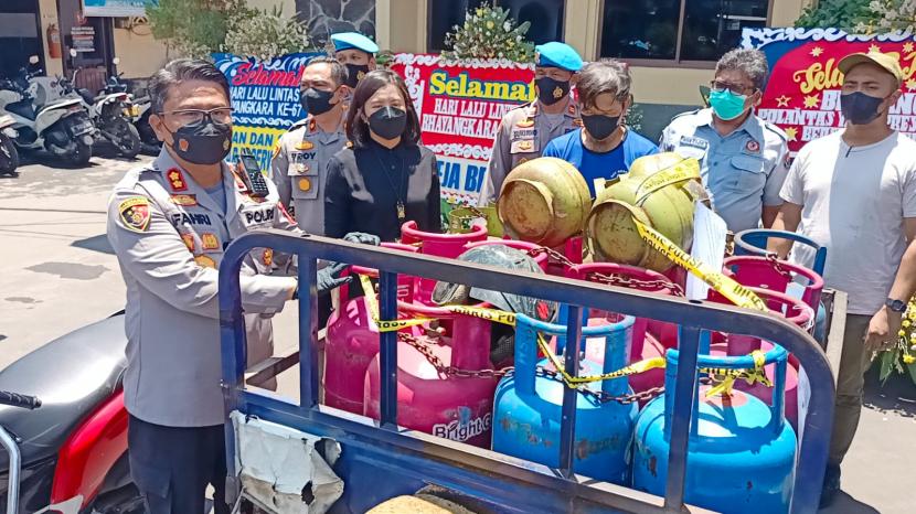 Kapolres Cirebon Kota, AKBP M Fahri Siregar, menunjukkan barang bukti kasus pengoplosan gas elpiji, dari ukuran tiga kilogram menjadi 12 kilogram, di Mapolres Cirebon Kota, Jumat (23/9/2022). 