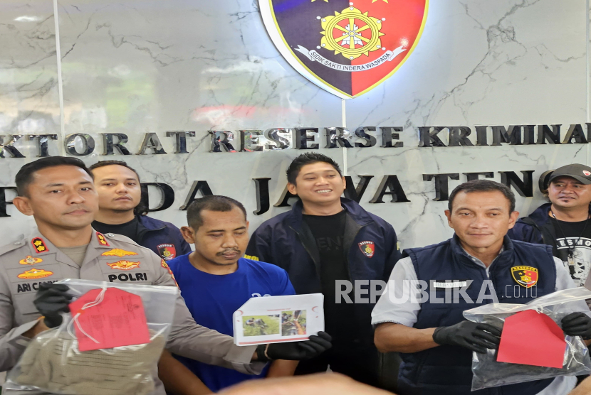 Kapolres Demak AKBP Ari Cahya (kiri) bersama Dirreskrimum Polda Jateng Kombes Pol Dwi Subagio menunjukkan barang bukti di Mapolda Jateng, Kamis (3/7/2025), terkait kasus pembunuhan seorang perempuan berinisial SH di Demak. Pelaku adalah Arifin Sutris (tengah), pria asal Kudus berusia 32 tahun.