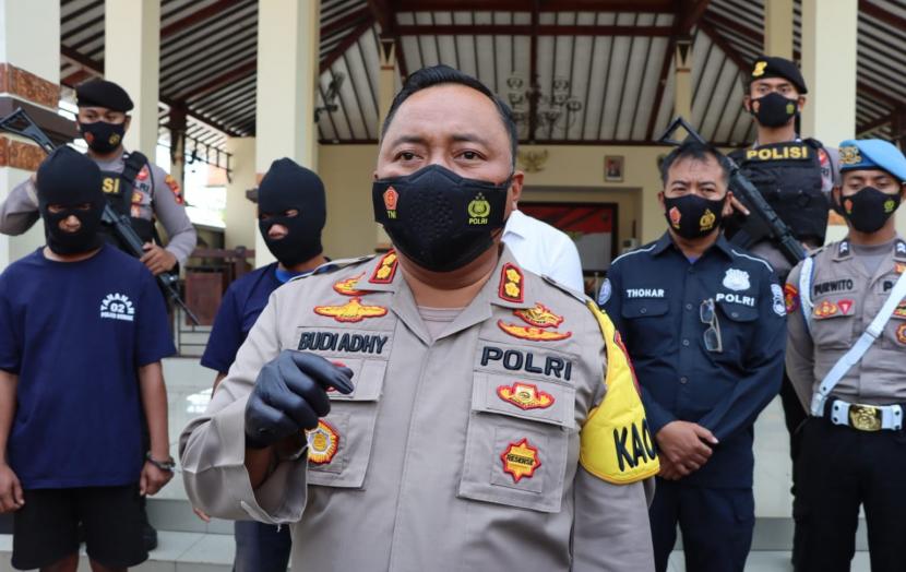Kapolres Demak, AKBP Budi Adhy Buono menunjukkan dua tersangka dugaan penyalahgunaan BBM bersubsidi yang diungkap jajaran Satreakrim Polres Demak, dalam konferensinpers di Mapolsek Demak, Rabu (7/9).