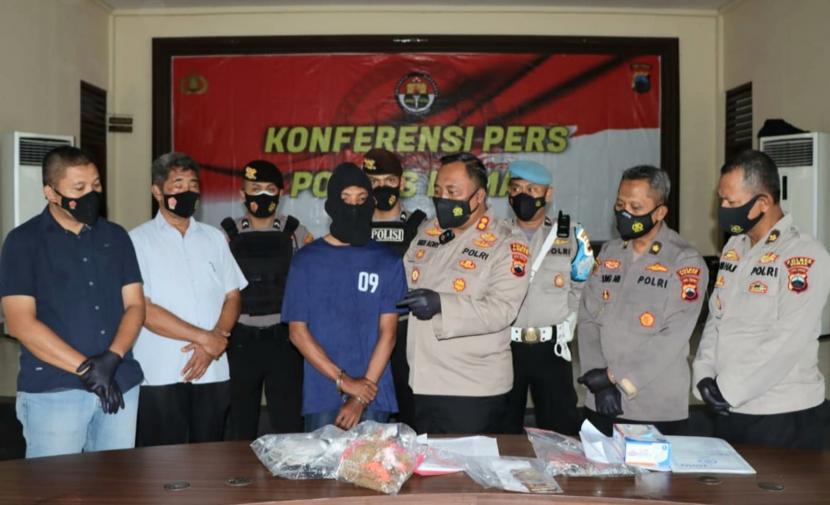 Kapolres Demak, AKBP Budi Adhy Buono (tengah) menunjukkan tersangka pembunuh siswi MA berikut barang bukti kejahatannya, dalam konferensi pers yan digelar di Mapolres Demak, Kamis (26/5).