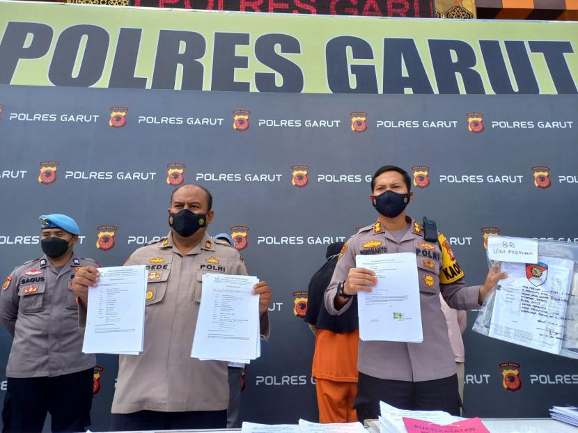 Kapolres Garut, AKBP Wirdhanto Hadicaksono (kanan), menunjukkan barang bukti dalam kasus investasi bodong, di Polres Garut, Jumat (22/4/2022). 