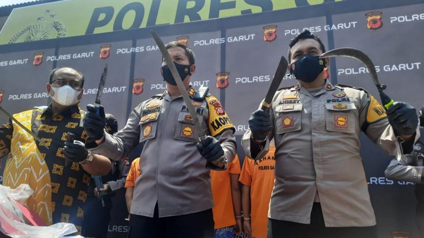 Kapolres Garut, AKBP Wirdhanto Hadicaksono menunjukkan barang bukti senjata tajam anggota geng motor di Mapolres Garut, Jumat (20/8).