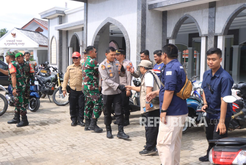 Kapolres Indramayu, AKBP Ari Setyawan Wibowo bersama Forkopimda Indramayu melakukan pemantauan langsung ke sejumlah TPS, Rabu (27/11/2024).