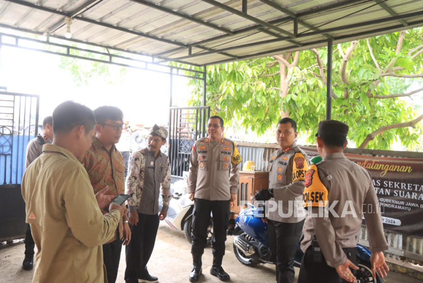 Kapolres Indramayu, AKBP Ari Setyawan Wibowo, bersama Pamatwil Polda Jabar, AKBP Dany Adhari Akbar dan AKBP Temy Suryanto, mengecek sejumlah gudang logistik PPK di Kabupaten Indramayu, Kamis (28/11/2024). 