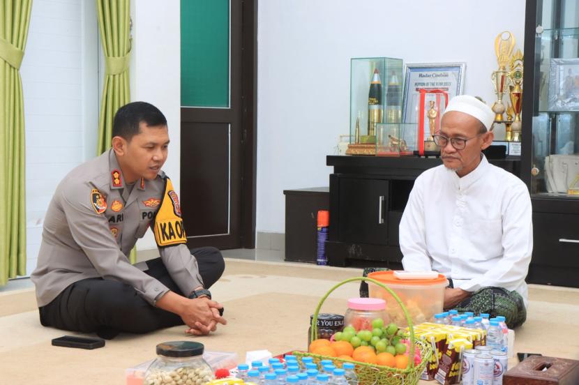 Kapolres Indramayu, AKBP Ari Setyawan Wibowo bersilaturahmi ke  Ketua Forum Kerukunan Umat Beragama (FKUB) Kabupaten Indramayu, KH Syahroji Bilal, di Ponpes Tahfizul Qur’an Kepolo, Kabupaten Indramayu, Selasa (23/7/2024). 