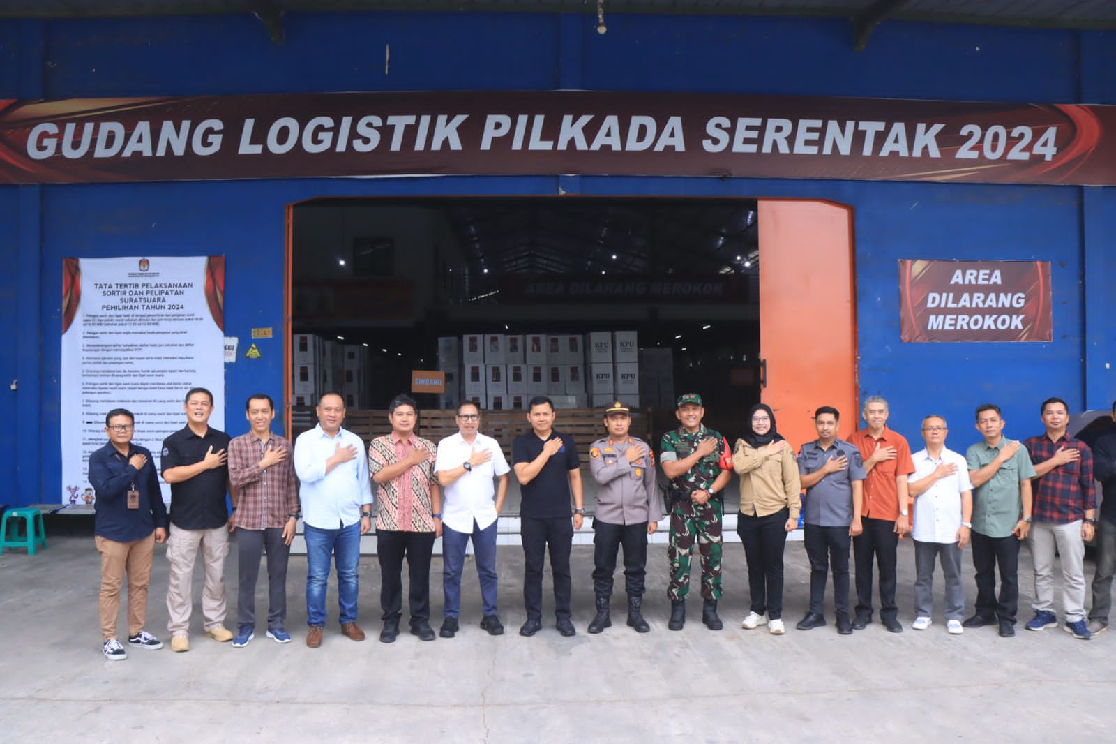 Kapolres Indramayu, AKBP Ari Setyawan Wibowo dan Forkopimda melakukan monitoring langsung ke Gudang Logistik KPU di Kecamatan Sliyeg, Kabupaten Indramayu, Sabtu (16/11/2024).