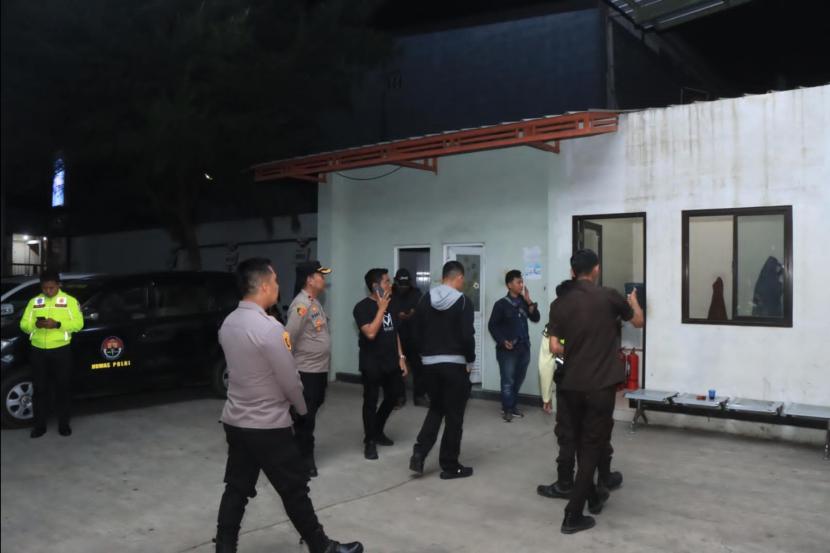 Kapolres Indramayu, AKBP Ari Setyawan Wibowo dan jajarannya kembali melakukan monitoring terhadap gudang logistik KPU Kabupaten Indramayu, Sabtu (28/9/2024) malam. 