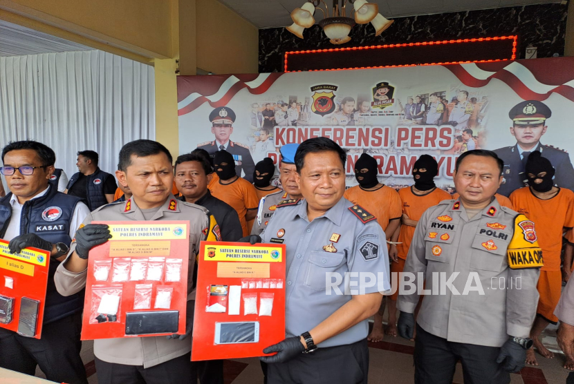 Kapolres Indramayu, AKBP Ari Setyawan Wibowo dan Kepala Lapas Kelas IIB Indramayu, Hero Sulistiyono menunjukkan barang bukti pengungkapan kasus narkoba di dalam lapas, dalam Press Release di Mapolres Indrmayu, Senin (25/11/2024). 