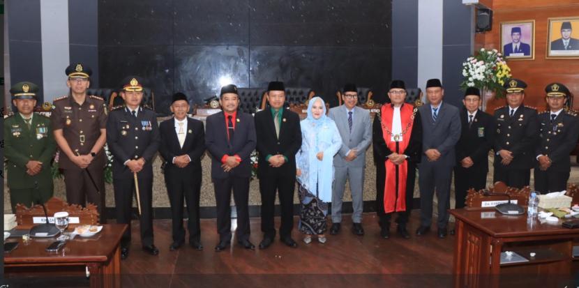 Kapolres Indramayu, AKBP Ari Setyawan Wibowo, hadiri Rapat Paripurna  Peresmian dan Pengucapan Sumpah/Janji Pimpinan DPRD Kabupaten Indramayu masa jabatan 2024-2029, Selasa (8/10/2024). 