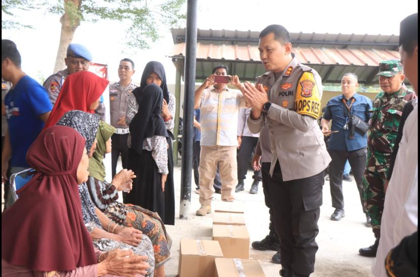 Kapolres Indramayu, AKBP Ari Setyawan Wibowo, melaksanakan kegiatan silaturahmi Kamtibmas di Mako Polsek Kedokanbunder, Kabupaten Indramayu, Kamis (24/10/2024). 