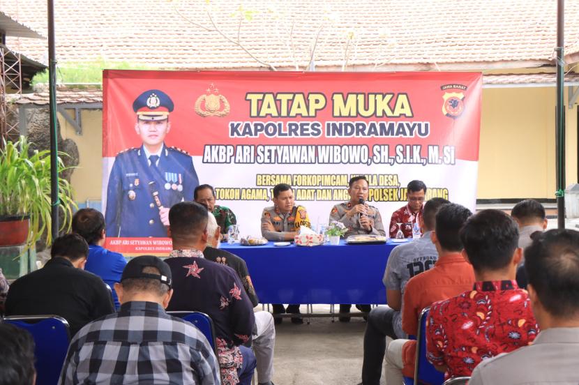 Kapolres Indramayu, AKBP Ari Setyawan Wibowo melaksanakan kunjungan kerja ke sejumlah Polsek di jajaran Polres Indramayu, Kamis (29/8/2024). 