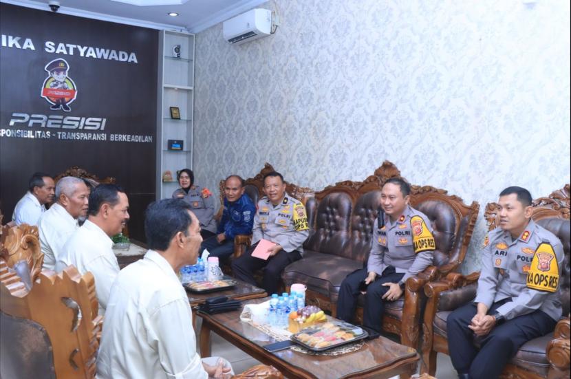 Kapolres Indramayu, AKBP Ari Setyawan Wibowo, melaksanakan silaturahmi dengan Persatuan Keluarga Besar Purnawirawan Polri (PP Polri) Cabang Kabupaten Indramayu, di lobby Polres Indramayu, Selasa (1/10/2024). 