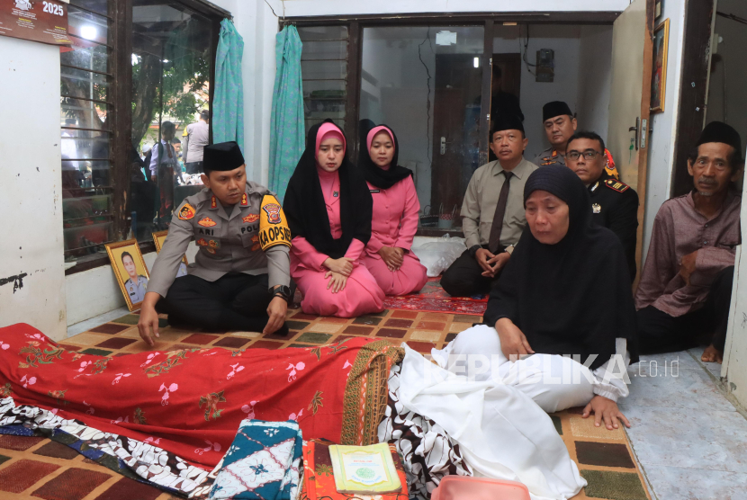 Kapolres Indramayu, AKBP Ari Setyawan Wibowo melaksanakan takziah ke rumah duka salah seorang anggotanya yang meninggal dunia, Senin (2/12/2024). 