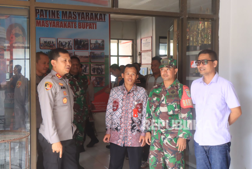 Kapolres Indramayu, AKBP Ari Setyawan Wibowo  melakukan monitoring pelaksanaan Rapat Pleno Rekapitulasi Hasil Penghitungan Perolehan Suara Pilkada Serentak 2024 di wilayah hukum Polres Indramayu, Sabtu (30/11/2024). 