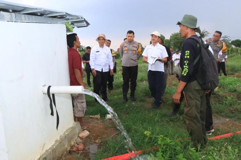 Kapolres Indramayu, AKBP Ari Setyawan Wibowo, melakukan pengecekan dan peninjauan lahan dalam rangka mendukung program ketahanan pangan Nasional di wilayah hukum Polres Indramayu, Rabu (30/10/2024) sore.