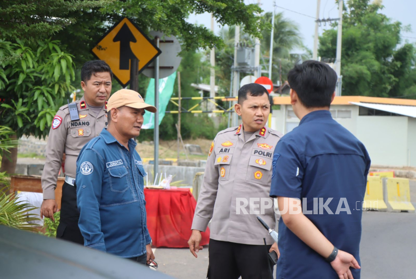 Kapolres Indramayu, AKBP Ari Setyawan Wibowo, melakukan pengecekan Pos Pelayanan (Pos Yan) sebagai persiapan pengamanan Operasi Lilin Lodaya 2024, Kamis (19/12/2024).