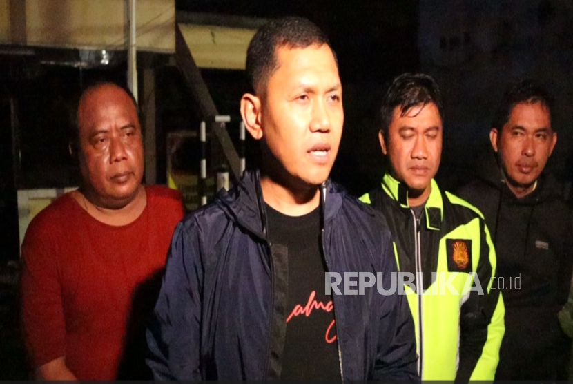 Kapolres Indramayu, AKBP Ari Setyawan Wibowo memastikan pelayanan publik tetap berjalan meskipun Mapolsek Kandanghaur terbakar. (Dok Republika)