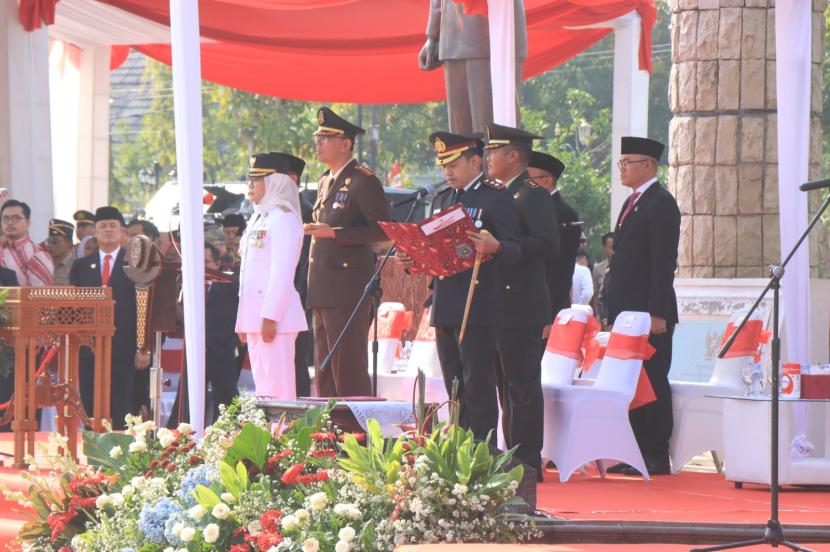 Kapolres Indramayu, AKBP Ari Setyawan Wibowo  membacakan Teks Pancasila saat Upacara Pengibaran Bendera Merah Putih dalam rangka memperingati Hari Ulang Tahun ke-79 Republik Indonesia di Alun-alun Puspawangi, Kabupaten Indramayu, Sabtu (17/8/2024). 