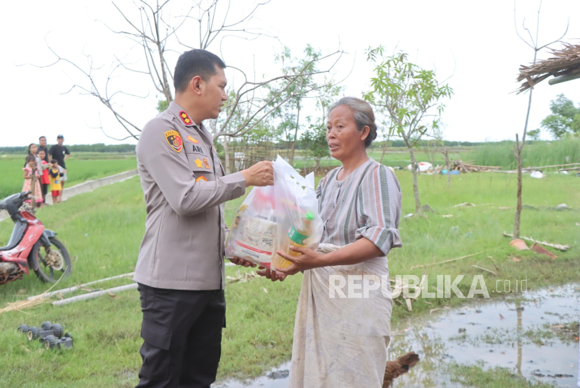 Kapolres Indramayu, AKBP Ari Setyawan Wibowo, membagikan takjil kepada masyarakat yang membutuhkan, Ahad (9/3/2025). 